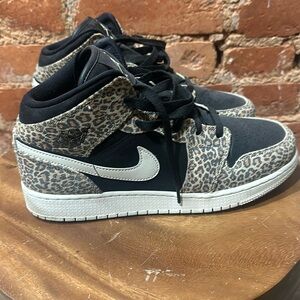 Air Jordan 1 Mid SE Leopard